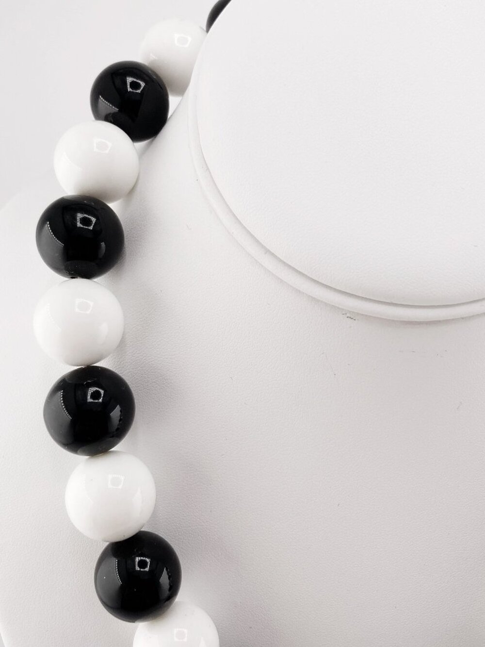 VINTAGE Chunky black and white plastic gumball bead necklace Halloween jewelry - Picture 4 of 10